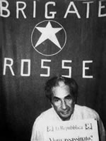 fotografia di Aldo Moro davanti al simbolo delle BR durante il sequestro